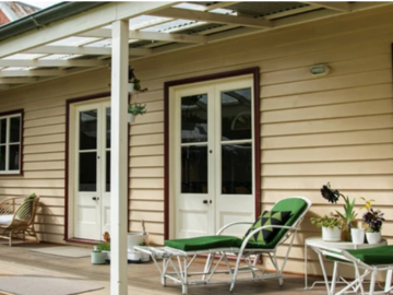 Renting out with online payment: Huge Sunny Back Porch