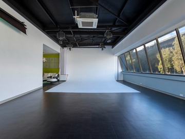 Renting out with online payment: Beautifully Decorated Professional Photography Studio