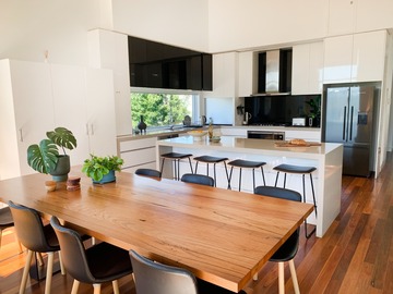Renting out with online payment: Huge open plan dining area