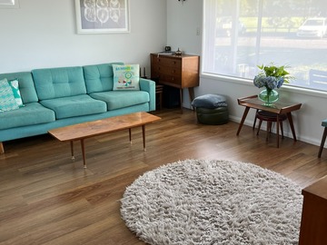 Renting out with online payment: Modern Mid-Century Living Area