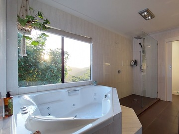 Renting out with online payment: Bathroom with Therapeutic Spa Bath