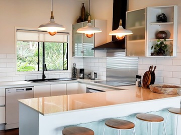 Renting out with online payment: Large Modern Kitchen