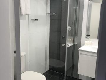 Renting out with online payment: Pristine Bathroom with Shower