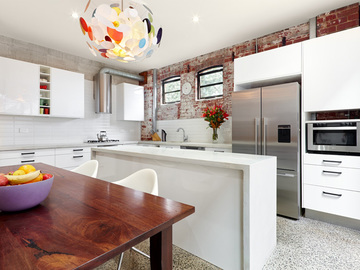 Renting out with online payment: Kitchen with White subway tiles and contrasting  brick walls.