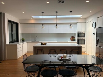 Renting out with online payment: Modern light filled house 