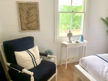 Renting out with online payment: Hamptons bedroom