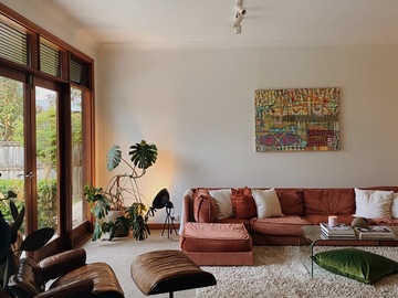 Renting out with online payment: Midcentury Family Home