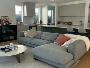 Renting out with online payment: Natural light- drenched home