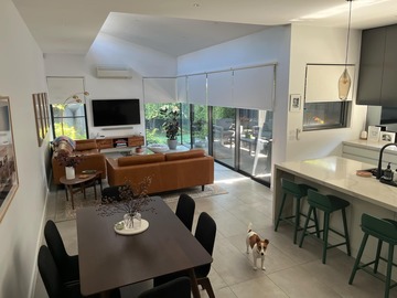 Renting out with online payment: Open plan house with photo worthy kitchen