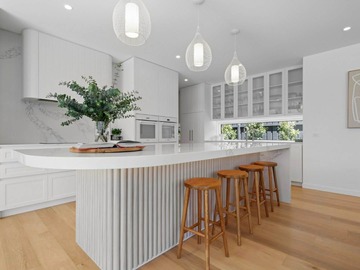 Renting out with online payment: Palm Springs inspired house