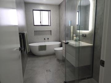 Renting out with online payment: Main Shared Bathroom