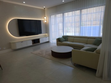 Renting out with online payment: Spacious Living Room Available 