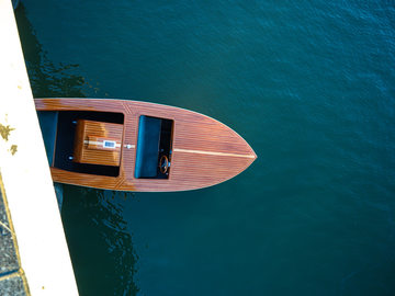 Renting out with online payment: Velour Escape — 1965 Italian Speedboat / Floating Cinematic Set